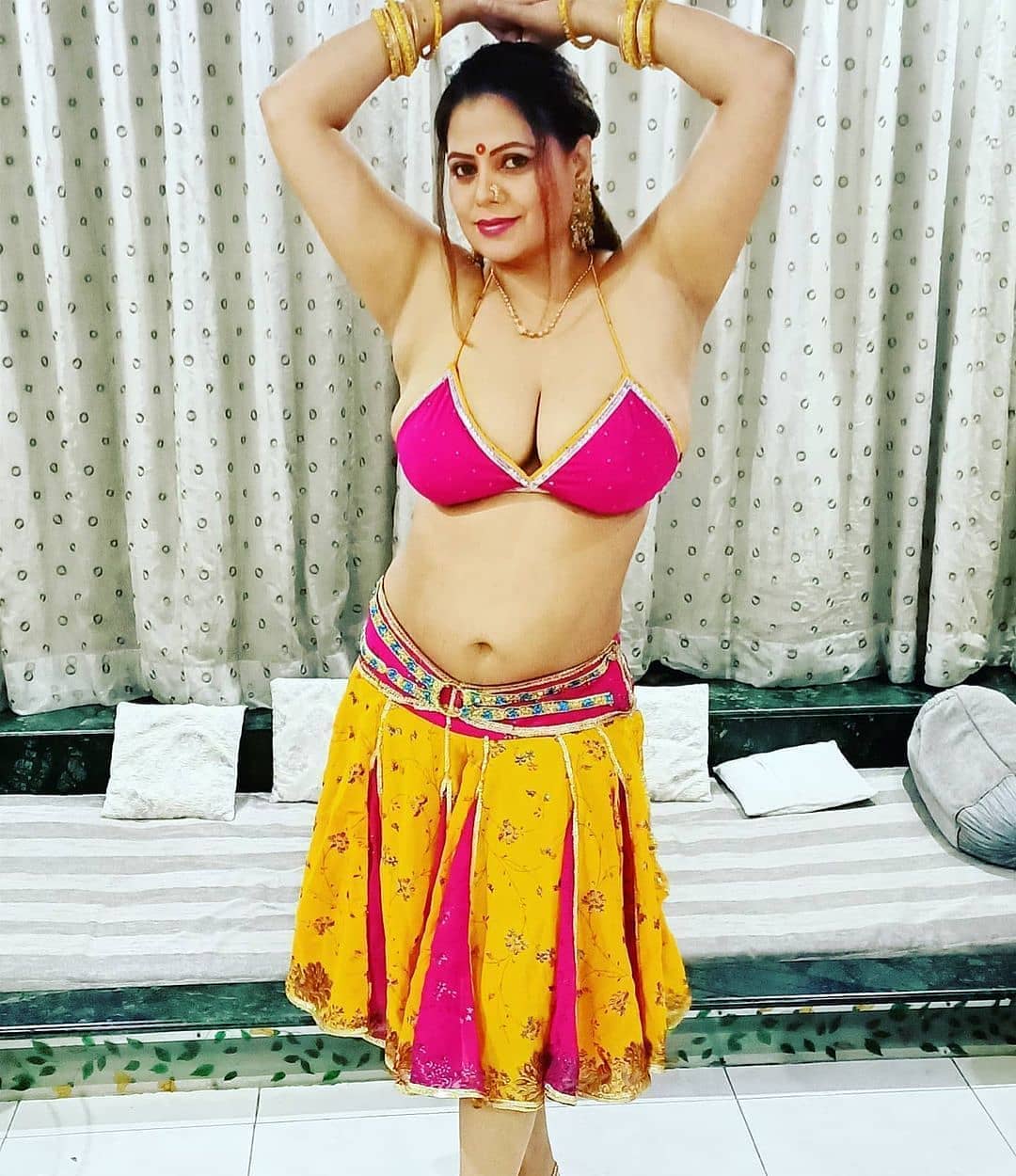 SHAMATOR Ramika Bedi incall and outcall doorstep classified best call girls profile...